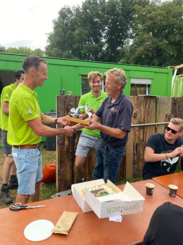 Luttenbergsfeest Jan Jansman graaft al meer dan 25 jaar het zwientie Tikken!